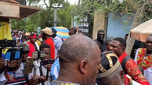 89K views · 739 reactions | Mach pou lapè Wa Vodou Dayiti a te anonse a pa rive fèt, li te oblije fè gwo maji pito devan tout moun daprè sa li di: " Nou kanpe nan yon onpwen, nou koupe yon pwen epi nou rantre nan wonfò nou, paske se lòd sa lwa yo bannou" | Tripotay Lakay | Facebook