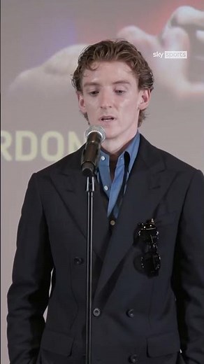Anthony Gordon speaks Spanish at Barcelona unveiling! 🤯
