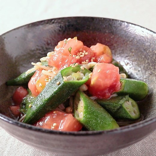 『ごま油香るオクラとトマトのさっぱり和え』 調理時間：20分 費用：300円程度 《レシピはこちら》 https://www.kurashiru.com/recipes/c6043ea3-57d2-454e-aa33-c6b5702925f6 作り方に悩んだ時は、アプリでコメントお待ちしております。 オクラとトマトを使ったささっと作れる和え物です。電子レンジであっという間に完成しますので、オクラを使ってもう一品増やしたい時にいかがでしょうか。ごま油と大葉の香りがアクセントになって食欲を増してくれます。 | kurashiru［クラシル］