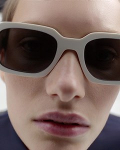 Des volumes audacieux et des profils en 3D sophistiqués caractérisent les nouvelles lunettes de soleil Prada Symbole, qui offrent une combinaison inédite d’indispensabilité et d’avant-gardisme. Essayez-les avec la nouvelle fonction Miroir virtuel. #PradaEyewear | Prada