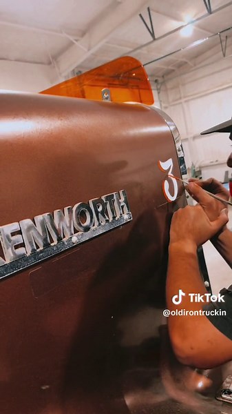 @user896000211250 with the skills on the lettering / pinstriping. #gnarleymagazine #oldschool #oldskool #oldirontruckin #oldiron #oldschooltrucking #928truckertrash #kenworth #kenworthw900a