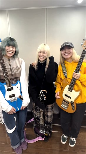 フェンダーミュージック株式会社 on Instagram: "昨年3人揃ってフェンダー発のシグネイチャーモデルを発売した、次世代のポップロックシーンを牽引する3ピースバンド #ChilliBeans (@chillibeansmusic) からホリデーメッセージをお届け✨Happy holiday！ #fender #フェンダー #ギター #guitar #mustang #cyclone #bass #ベース #mustangbass"