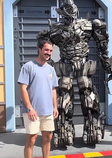 “ Ran fast from Megatron “ 😂😅😂 #megatron #transformers #robot #funny ... | Hountra