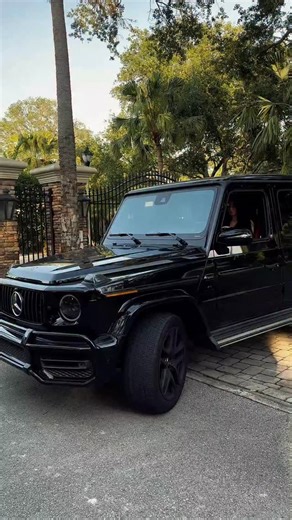 Isabella Kotsias on Instagram: "Follow & Comment ‘START’ & I got you!💸💰🧠 This is the EASIEST WAY to START an Online Store & Online Business in LESS than 10 Minutes 🤫 #onlinebusiness #onlinebiz #entrepreneur #entrepreneurship #womeninspiringwomen"