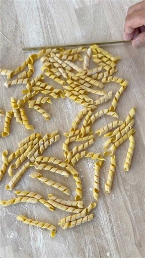 Old-school brass tool for fusilli, bucatini & busiate ✨ Pasta playtime!