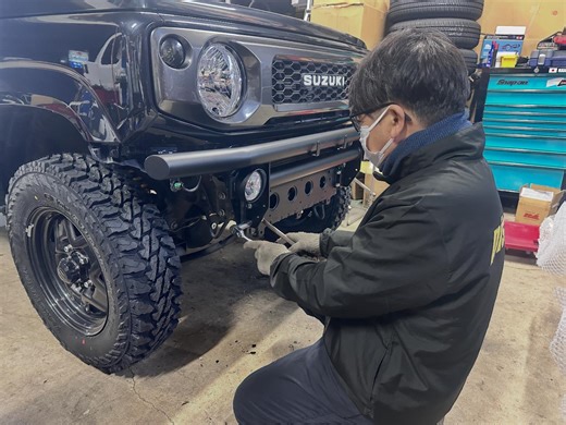 jimny_piston on Instagram: "今日は観光バスの日🚌 1925年の今日、日本初の定期観光バスが運行されたそうです！ 今のはとバスですね！ バスツアー、楽しそうですが自由行動がなさそう(イメージ)で中々手が出せません笑 ⚡️今日のウィッツ⚡️ ・JB23W&JB64W 車検持込(軽自動車検査協会) ・JB64W フロントバンパー交換 ・JB23W ショック交換 etc… #ジムニー #piston #pistonworks #pistonwitz #ジムニー専門店 #兵庫県 #宝塚市 #ja11 #ja12 #ja22 #jb23 #jb43 #jb64 #jb74 #jc74 #ジムニーノマド #ジムニー乗り #カスタム #ジムニーカスタム #スズキ #スズキ副代理店 #認証工場 #リフトアップ #車検 #車検整備"