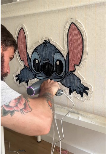 Nuevo año, nuevos hobbies 🧶 El tufting empezó como curiosidad y acabó siendo parte de mi día a día. Si llevas tiempo pensando en probar, empezar con buen material lo cambia todo. La pistola de @Clawlab Tufting es una muy buena puerta de entrada si quieres empezar desde casa. Comenta TUFTING y te paso un link con descuento ✌️ #tufting #rugsoftiktok