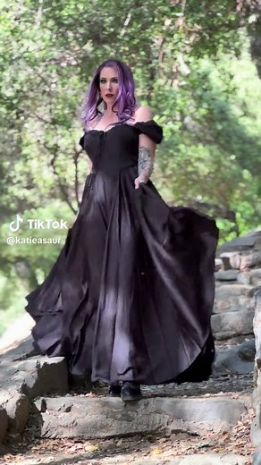 Watch me try not to die behind the scenes lol #modeling #photoshoot #model #goth #emo