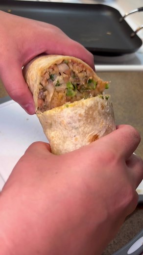 Jenny (@cocinandoconjennaaay) - Delicious Carne Asada Burrito Recipe