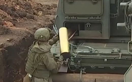 2S19 自行火炮补弹