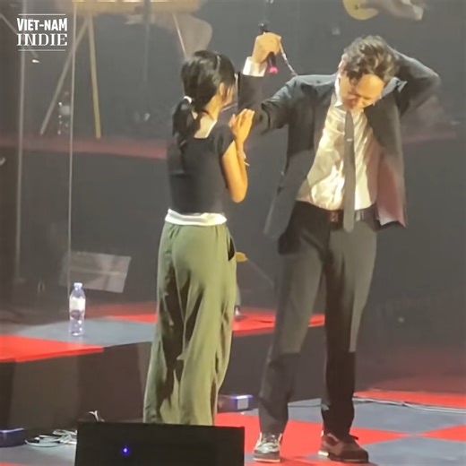 6.2K views · 95 reactions | Duy Mạnh chơi lớn trên sân khấu CAM, tiện tay tặng luôn dây chuyền LV cho fan hữu duyên =)))))) | Vietnam Indie Music | Facebook