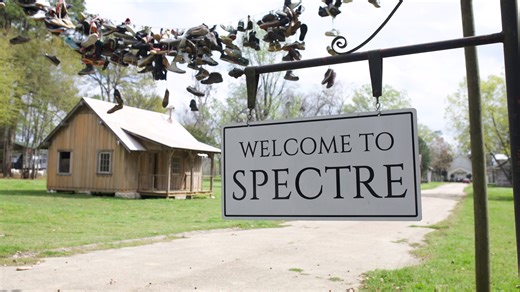 The Town of Spectre is an abandoned movie set in Elmore County, AL. 🎞 It was left behind after filming wrapped on Tim Burton’s 2003 film Big Fish. 📍Spectre is located on Jackson Lake Island, a private island on the Alabama River about 10 miles northwest of Montgomery. Have you been to The Town of Spectre? | The Bama Buzz