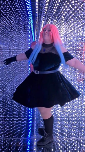 Pyra 🍡 on Instagram: "J'ai passé une journée INCROYABLE hier 🥹 Encore un immense merci à @bubbleplanetexperience pour l'invitation (places offertes) et surtout à @kapiouzor d'avoir été ma Sua une fois de plus pour ce duo que j'adore 🫶 Merci aussi à mon chéri @arkareed pour les jolies photos que j'ai hâte de vous poster 💃 J'ai trop hâte de vous montrer le résultat des photos et le vlog ✨ #cosplay #cosplayer #alienstage #mizisua #cosplaygirl"