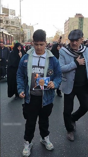 Protesters burn images of Netanyahu, Trump, and Reza Pahlavi in Iran