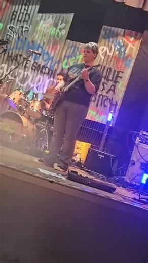 A lil come as you are action in the gig? @3v@nfr @I🤍 @Bron🕷️🕸️ @🎸🫶🏻✟ᑲᥱᥲ✟🫶🏻🎸 #band #youngband #nirvana #comeasyouare #gig