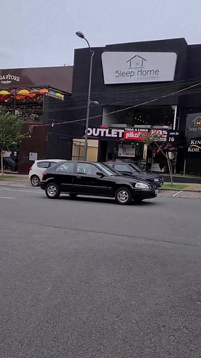 Aquele sonho de todo Gearhead: encontrar um carro raro IMACULADO e original nas mãos de alguém com mais idade! Porém, não foi dessa vez que dei sorte de fazer uma oferta (e já ouvi que não vende por nada 🥲) Honda Civic EK, provavelmente EX. Me corrijam nos comentários se errei! 🎥 @edcunhaph . #TurboCuritiba #TurboCWB #Honda #Civic #CivicEK #HondaBrasil