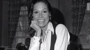 Award winning actress and TV icon, Mary Tyler Moore has died at age 80. Read more here -- > http://via.fox61.com/UgdCo | FOX61
