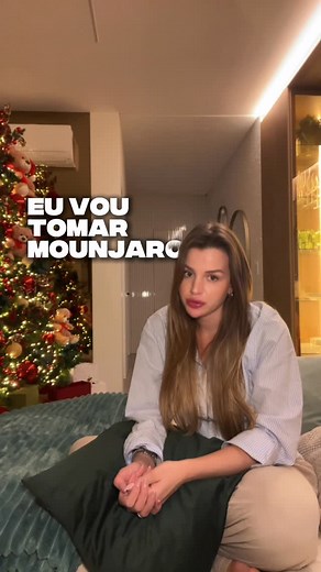 PRICILA HERMES TILLMANN on Instagram: "EU VOU TOMAR MOUNJARO! — parece tão simples quanto tomar um copo de água né? :: além de as pessoas acharem fácil, usam de forma indiscriminada e sem acompanhamento médico, além de se quer sabem os prejuízos disso tudo! — porém, minha opinião é clara: não sou contra, desde que bem indicada. CONTUDO, há consequências: flacidez, rugas, envelhecimento precoce… e por aí vai! ::: quer emagrecer rápido? PREPARE SUA PELE PARA ISSO!! ⚠️ seu colágeno agradece! ✨ 💖 e