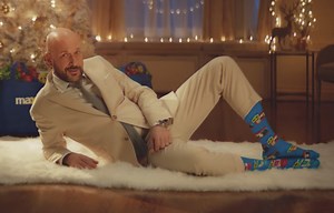 Maxi: Martin Matte fait l'éloge des « bas » prix dans la nouvelle publicité de Noël - Hollywoodpq.com