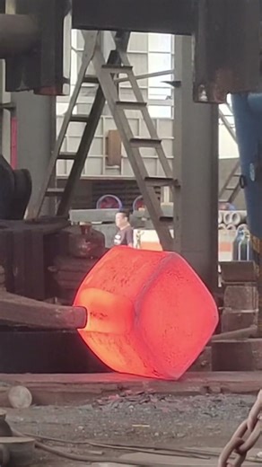 Dangerous forging, how to forge rectangular iron blocks into cylindrical iron blocks