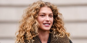 Experts Say Lightening Your Hair Without Bleach Has Its Perks. Here's What to Know.