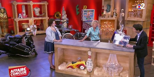 Insolite : cette vendeuse d'Affaire Conclue débarque avec un objet "trouvé par terre" juste avant le tournage ! (VIDEO) - Télé-Loisirs