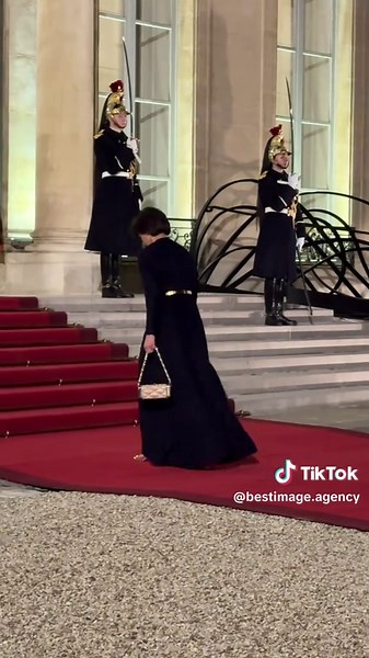 ✨ Arrivée de Rachida Dati à l’Élysée ✨ Ce soir, Rachida Dati, ministre de la Culture, a fait une entrée remarquée au Palais de l’Élysée pour le dîner officiel en l’honneur du président du Nigeria, Bola Tinubu. Élégante et distinguée, elle a rejoint les invités de marque pour célébrer les relations entre la France et le Nigeria. 🇫🇷🤝🇳🇬 📸 Découvrez les moments forts de cette soirée diplomatique exceptionnelle. @Emmanuel Macron @floriansavina #RachidaDati #Élysée #DînerOfficiel #Diplomatie #Fr