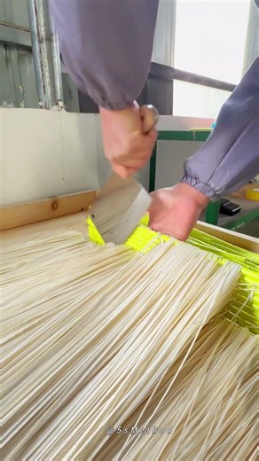 Culinary Artistry: Expertly Slicing Fresh Noodles with a Heavy Cleaver