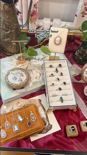 A showcase for an Art Deco-loving queen 👑 #mjvjewelry #vintagejewelry