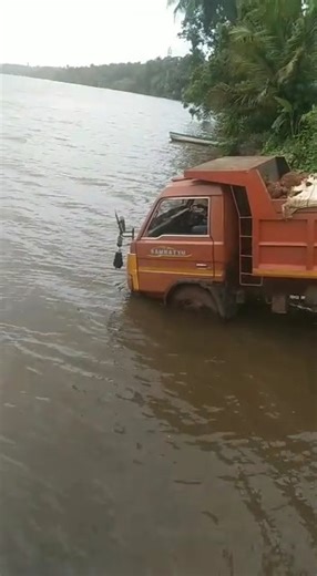 Loaded truck almost goes into river at Divar Ferry Point! | In Goa 24x7