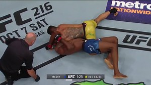 Desafio do dia: vá para a luta de solo com o Rafael Dos Anjos e tente sair ileso...🇧🇷🥋 Você vai acompanhar as emoções do UFC Raleigh neste sábado (2501), a partir das 18h30, ao vivo, tela do Combate! Se garanta na torcida e assine já! bit.ly/2rTtzuN #UFCnoCombate #EsquadraoBrasileiro | Combate