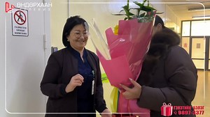 ГЭНЭТИЙН БЭЛЭГ Тэртээ 2009 оны 12 сарын 31 өдөр хүүг минь эх барьж авсан Гульжан эмчдээ баярлалаа гээд Ганцоожийн зүгээс гэнэтийн бэлэг барилаа. | Өндөрхаан Телевиз