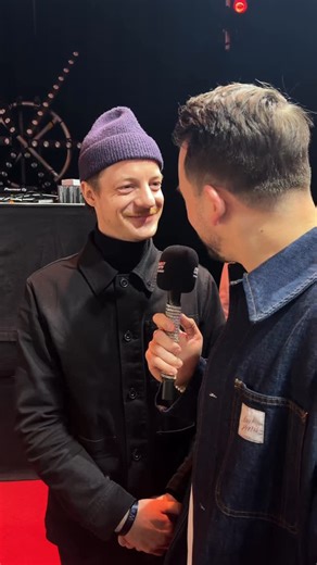 Christopher Schmidt on Instagram: "Es knistert mit @merlin_sandmeyer 😂 Mehr Romantik geht nicht // @medienboard — #merlinsandmeyer #diediscounter #feinkostkolinski #interview #hamburg"
