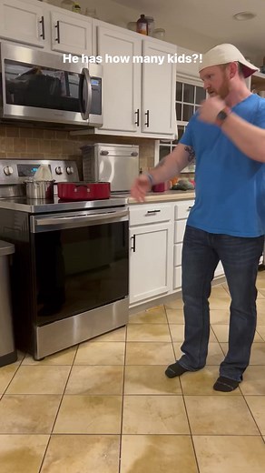 3.3M views · 47K reactions | Getting a work out in! 殺 Some love it! Some… not so much  #largefamilydad #sellersdozen #tenkids #fyp #twins #twosetsoftwins #twingirls #twinboys #growingourfamily #cutekids #bestdad #workout #gainz #dadlife #workhardplayhard #shinanigans | Amanda Lynn Sellers | Facebook