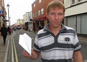 Somerset has a new world champion! Congratulations to Sam Clement who is the new Paper Aeroplane World Champion. Scores of people turned out in Burnham high street for the second annual competition.Video Courtesy: www.burnham-on-sea.com | BBC Bristol