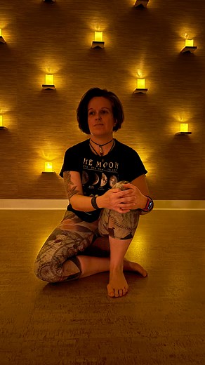 👋🏼 Michelle attended her first yoga class outdoors after asking the simple question “Why not?”. She was instantly in love, and with the support of her husband, she earned her 200-hour yoga certification. 🧘🏼‍♀️📄 Michelle embraces what can appear as opposites in yoga – both the still practice of yin and the active vinyasa practice. But in her classes, one comes to see the power and balance found in both. 💪🏼💛Yoga has replaced obstacle course competitions, but Michelle brings that tenacity, 