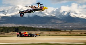 Jak se Martin Šonka proletěl nad formulí RB7 jen několik metrů nad zemí? Sleduj video