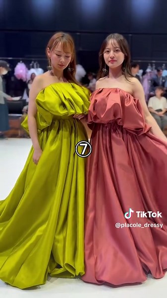 双子ドレスが可愛すぎる💭 みんなはどれが気になる？👗🫧 video by... @kuraudia.weddingdress さま @mariarosa_wedding_official さま @alphablanca さま @isamumorita136 さま #一度きりの人生一度は魔法にかけられて #プラコレ #dressy花嫁 #ウェディングドレス #2wayドレス
