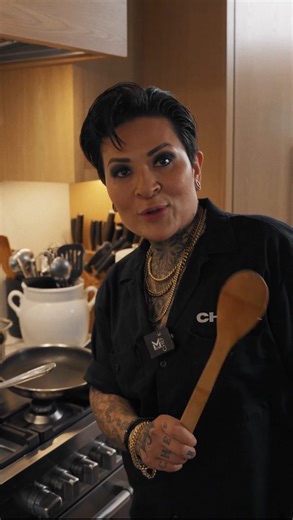 Chef Khristianne U on Instagram: "Hacks to stop your pasta from boiling over 💦🚫 Do this NOW. Directions in caption. Oil: Dip a paper towel in olive oil or butter and rub it around the inside rim of the pot. Wooden spoon: Place a dry wooden spoon across the top of the pot. #hacks #tips #lifehack #kitchen #pasta #homecooking #homecook #kitchenhacks #food #cooking #chef #cheflife #fyp #yum"