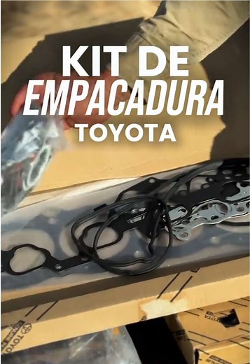 Kit de empacaduras completo para motor 4.5L 🔧 Si estás reconstruyendo o haciendo mantenimiento, este kit trae todo lo necesario: ✅ Empacadura de cámara, tapa-válvula y múltiple de admisión. ✅ O-Rings para termostato, bajante y tubo de refrigeración. ✅ Estoperas del cigüeñal y sellos de bujías. Todo 100% original, garantizando el mejor ajuste y rendimiento para tu Toyota 😎 💬 ¿Necesitas este kit o buscas otra pieza? Comenta aquí debajo para ayudarte. CRUISER PARTS 🔴 Repuestos y piezas original