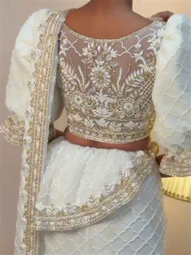 An elegant Kandyan dress featuring rich silk layers, intricate hand embroidery, traditional pleats, graceful draping, and timeless craftsmanship enhancing bridal charm. Masterpiece Kandyan Attire designed by 𝘿𝙧𝙚𝙖𝙢 𝘽𝙧𝙞𝙙𝙚 Dilani Vithanage 0775589355 HMUA : Kavin Perera's Bridal Alchemy @Bride’s by Kavin Perera #srilankawedding #dressdesigner #dressmaking #kandyanmadeup #dressmakergalle