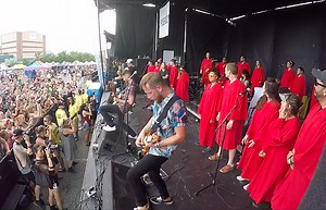 Watch Emarosa perform with choir at Warped Tour