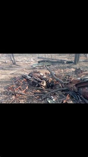 俄罗斯军人检查T-72B3坦克爆炸后的情况。车体沿接缝完全撕裂，可以看到复合装甲板包层。https://t.me/btvt2019/22724