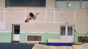 Now THIS is how you do a power-step 💪 💁‍♂️ Cheerleaders: Taking 18 steps before your standing pass isn't necessary. While it may be easy to dismiss this type of explosive rebound due to the rod floor, I assure you it's not. Is it slightly easier on rod? Sure, but this type of TECHNIQUE is entirely possible on the average sprung floor. 👉 Remember what the power step is supposed to do: Replace the round off. In order to do this, you can't be glued to the floor like I see in 99% of cases. So you