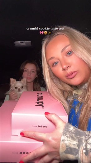 The frozen hot chocolate is😮‍💨☕️🍫🍪✨#tastetest #crumbl #cookies #eat #family Crumbl | Tess Walker
