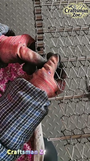 Assembling 304 stainless steel mesh chain conveyor belt