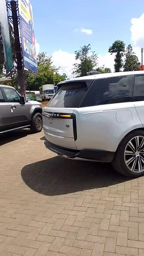 Introducing the 2024 Range Rover Vogue - A Closer Look