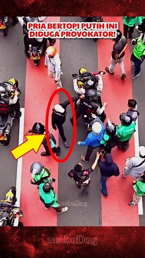Diduga PROVOKATOR! Pria bertopi putih tarik polisi dengan santai #demo #dpr #polisi #intel #news | Simma Yom