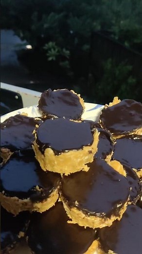 Peanut Butter Reese's Cups at Home!!! #reeses #peanutbutter #recipe #dessert #healthy #chocolate