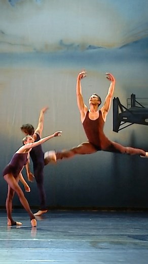 SHORTCUTS > Meisterchoreographien treffen auf zeitgenössische Kreationen. Hans van Manen | Neshama Nashman | Bridget Breiner | Demis Volpi | Virginia Segarra Vidal | William Forsythe Bis 12. Mai im Theater Duisburg 👉 Tickets: www.ballettamrhein.de 🎥: @iksmedienarchiv | Deutsche Oper am Rhein